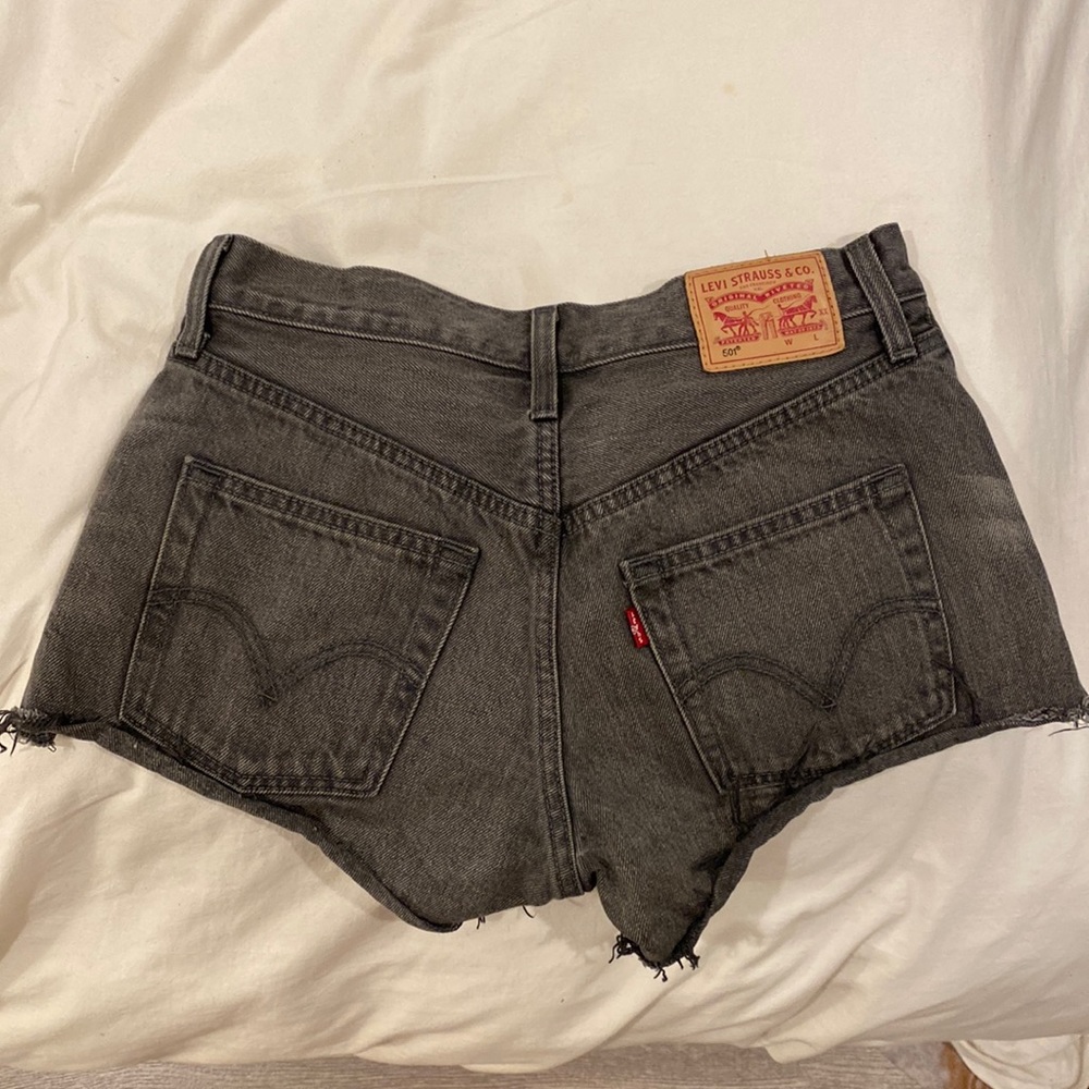 LEVIS - very short gray cut off shorts
